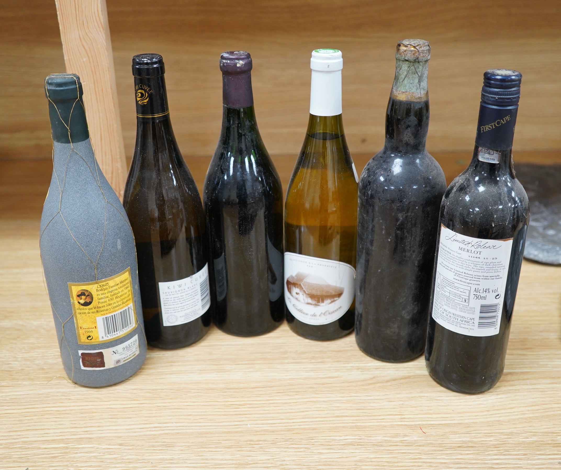 Six bottles of mixed wine to include; a bottle of Muscat, Domaine de La Trappe, a bottle of Puligny Montrachet 2001, a bottle of Chateau de Pizarro Beaujolais Superieur 1964 and two other later bottles of wine. Condition
